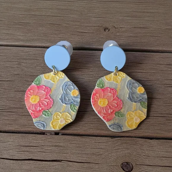Flowerful‎ Colorful Embossed Acrylic Earrings with Blue Studs - Picture 7 of 12